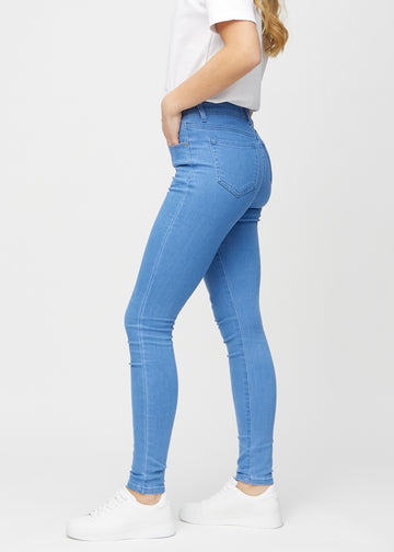 Skinny-jeans til kvinner i blå, fargen Geraniums. Sett fra siden på en modell.