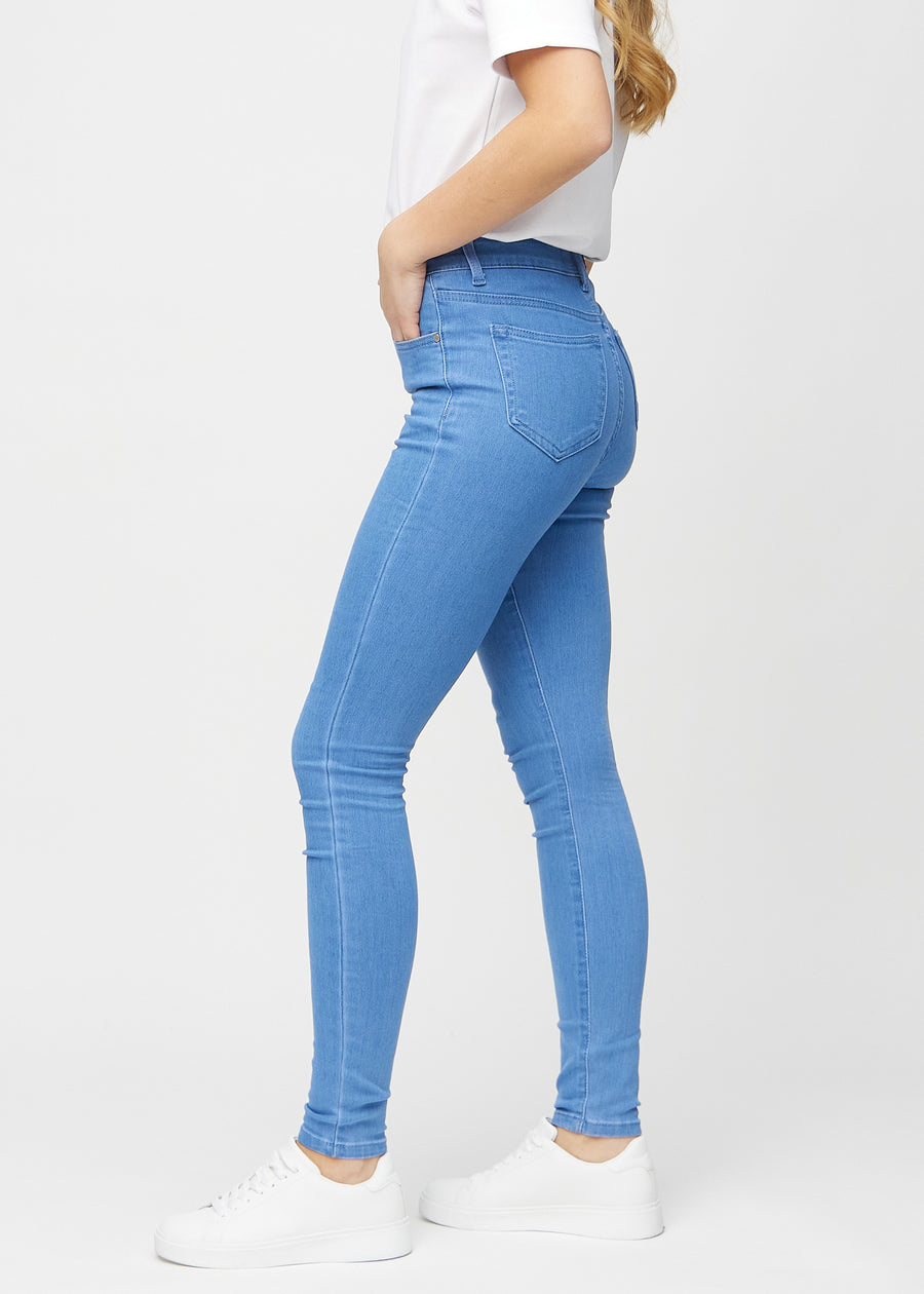 Skinny-jeans til kvinner i blå, fargen Geraniums. Sett fra siden på en modell.