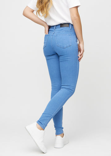 Skinny-jeans til kvinner i blå, fargen Geraniums. Sett bakfra på en modell, slik at hele passformen vises.