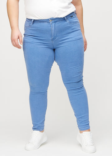 Skinny-jeans til kvinner i blå, fargen Geraniums. Sett forfra på en plus size-modell, med tett passform rundt bena.