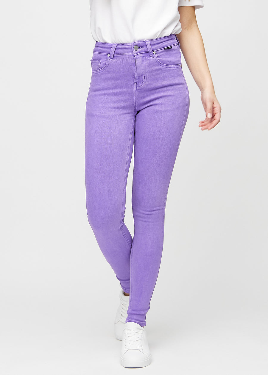 Skinny-jeans til kvinner i lilla, fargen Lavenders. Sett forfra på en modell, med tettsittende ben.