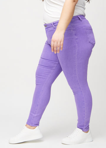 Skinny-jeans til kvinner i lilla, fargen Lavenders. Sett fra siden på en plus size-modell.