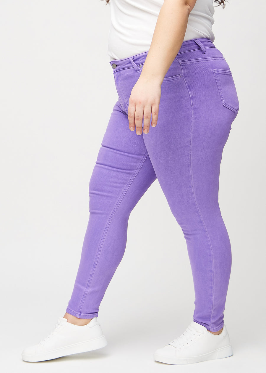 Skinny-jeans til kvinner i lilla, fargen Lavenders. Sett fra siden på en plus size-modell.