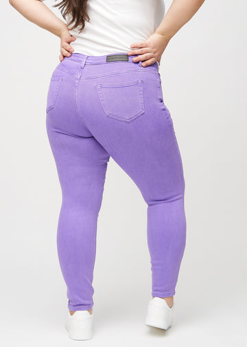 Skinny-jeans til kvinner i lilla, fargen Lavenders. Sett bakfra på en plus size-modell, slik at hele passformen vises.