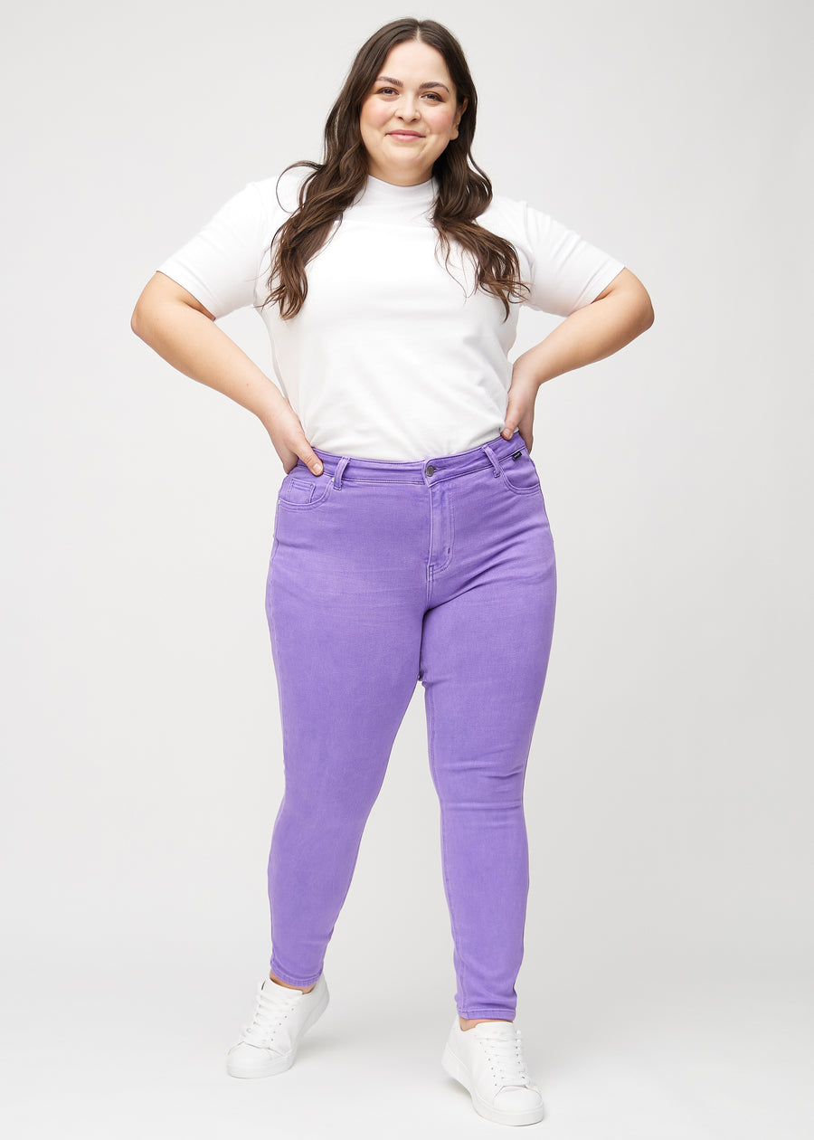 Skinny-jeans til kvinner i lilla, fargen Lavenders. Helhetsbilde av en plus size-modell med jeansene på.