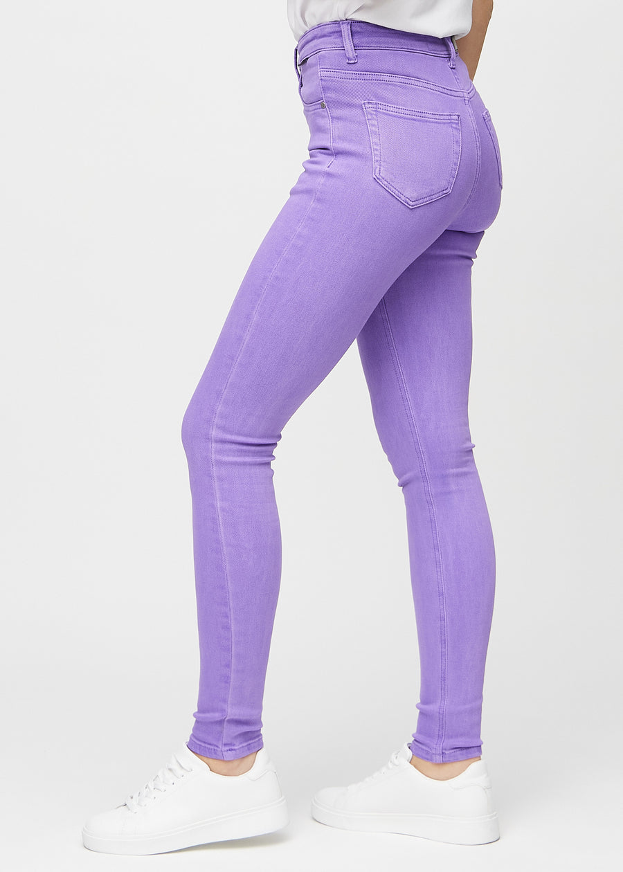Skinny-jeans til kvinner i lilla, fargen Lavenders. Sett fra siden på en modell.