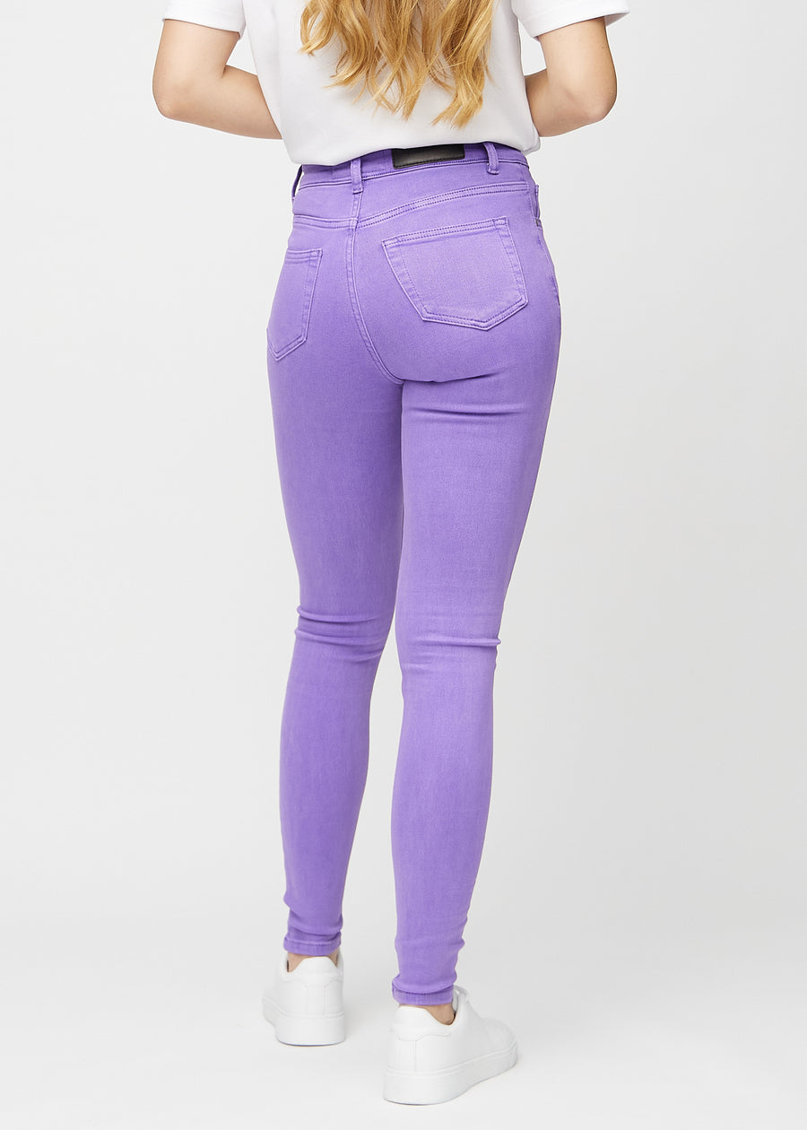Skinny-jeans til kvinner i lilla, fargen Lavenders. Sett bakfra på en modell, slik at hele passformen vises.