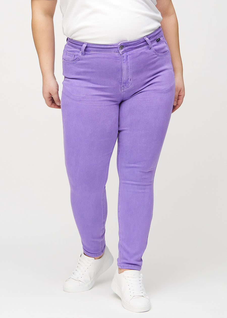 Skinny-jeans til kvinner i lilla, fargen Lavenders. Sett forfra på en plus size-modell, med tettsittende ben.