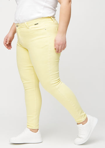Skinny-jeans til kvinner i lysegul, fargen Lemonades. Sett fra siden på en plus size-modell.