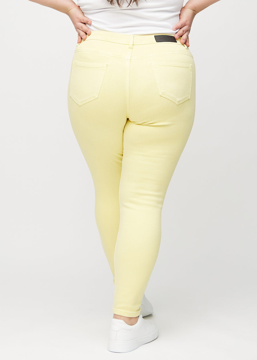 Skinny-jeans til kvinner i lysegul, fargen Lemonades. Sett bakfra på en plus size-modell, slik at hele passformen vises.