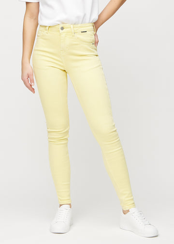 Skinny-jeans til kvinner i lysegul, fargen Lemonades. Sett forfra på en modell, med tettsittende ben.