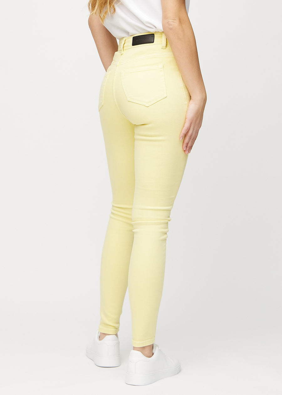 Skinny-jeans til kvinner i lysegul, fargen Lemonades. Sett bakfra på en modell, slik at hele passformen vises.