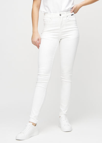 Skinny-jeans til kvinner i hvit, fargen Marguerites. Sett forfra på en modell, med tettsittende ben.