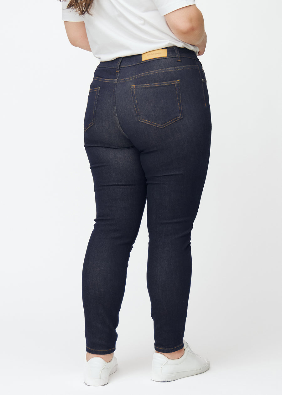 Dyp mørkeblå denim jeans til kvinner i fargen Midnights sett bakfra på plus-size-modell.