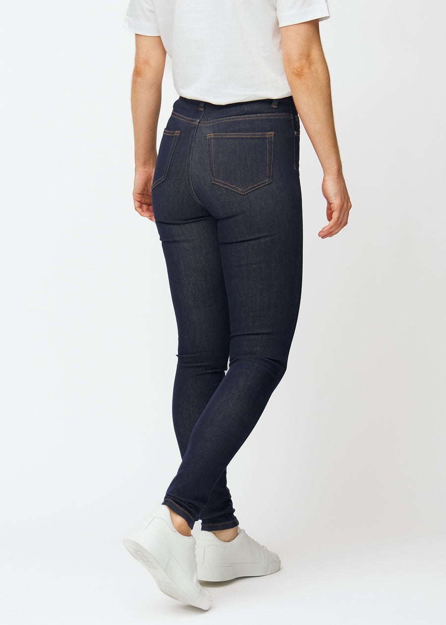 Dyp mørkeblå denim jeans til kvinner i fargen Midnights sett bakfra, slik at den tettsittende passformen kan ses.
