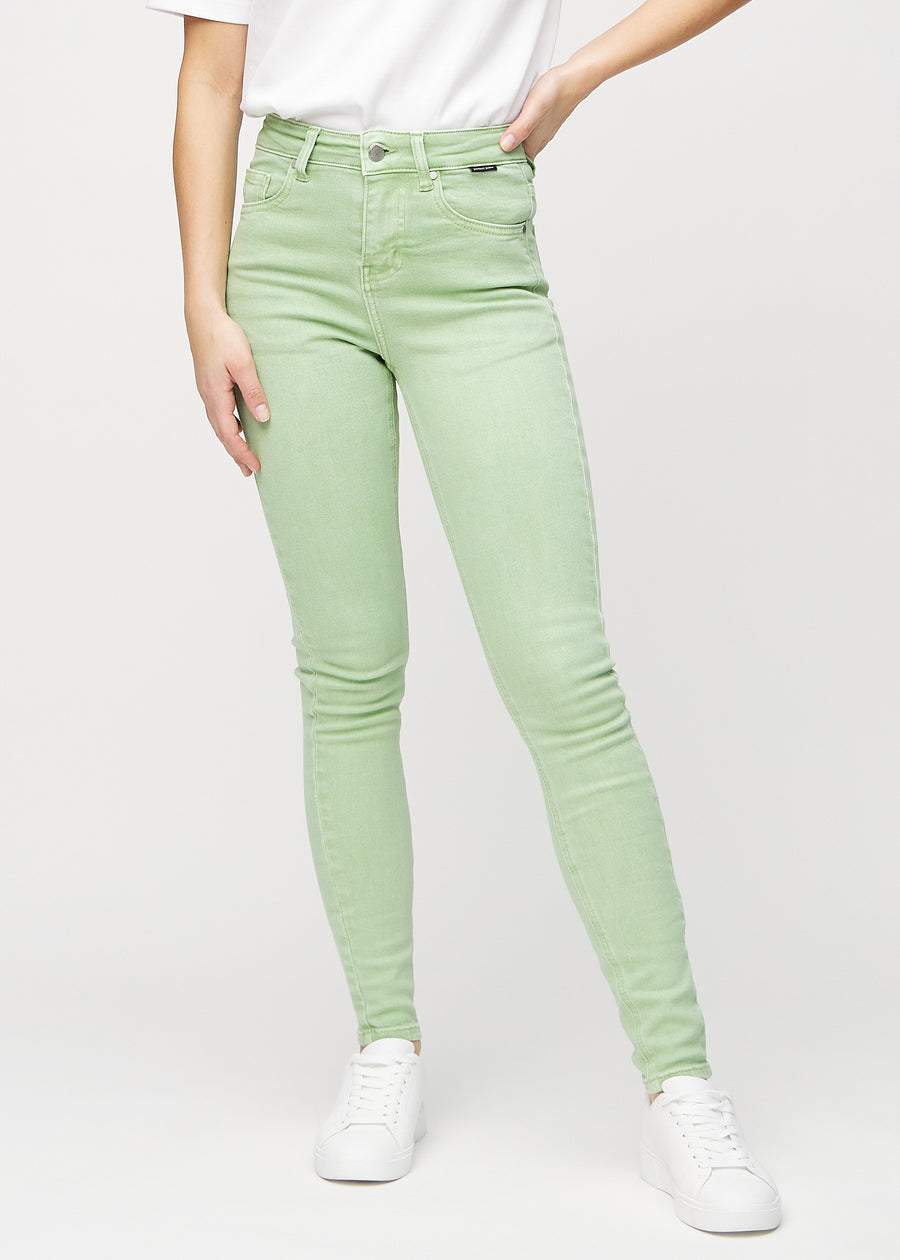 Skinny-jeans til kvinner i lysegrønn, fargen Mints. Sett forfra på en modell, med tettsittende ben.