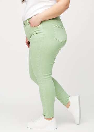 Skinny-jeans til kvinner i lysegrønn, fargen Mints. Sett fra siden på en plus size-modell.