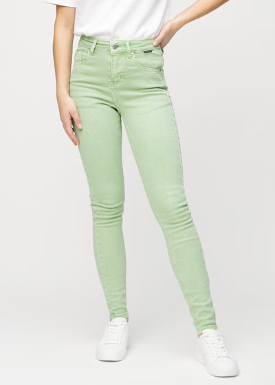 Skinny-jeans til kvinner i lysegrønn, fargen Mints. Sett forfra på en modell, med tettsittende ben.