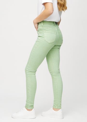 Skinny-jeans til kvinner i lysegrønn, fargen Mints. Sett fra siden på en modell.