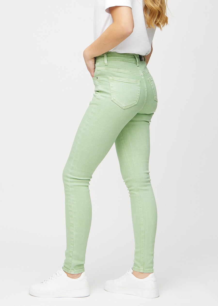 Skinny-jeans til kvinner i lysegrønn, fargen Mints. Sett fra siden på en modell.