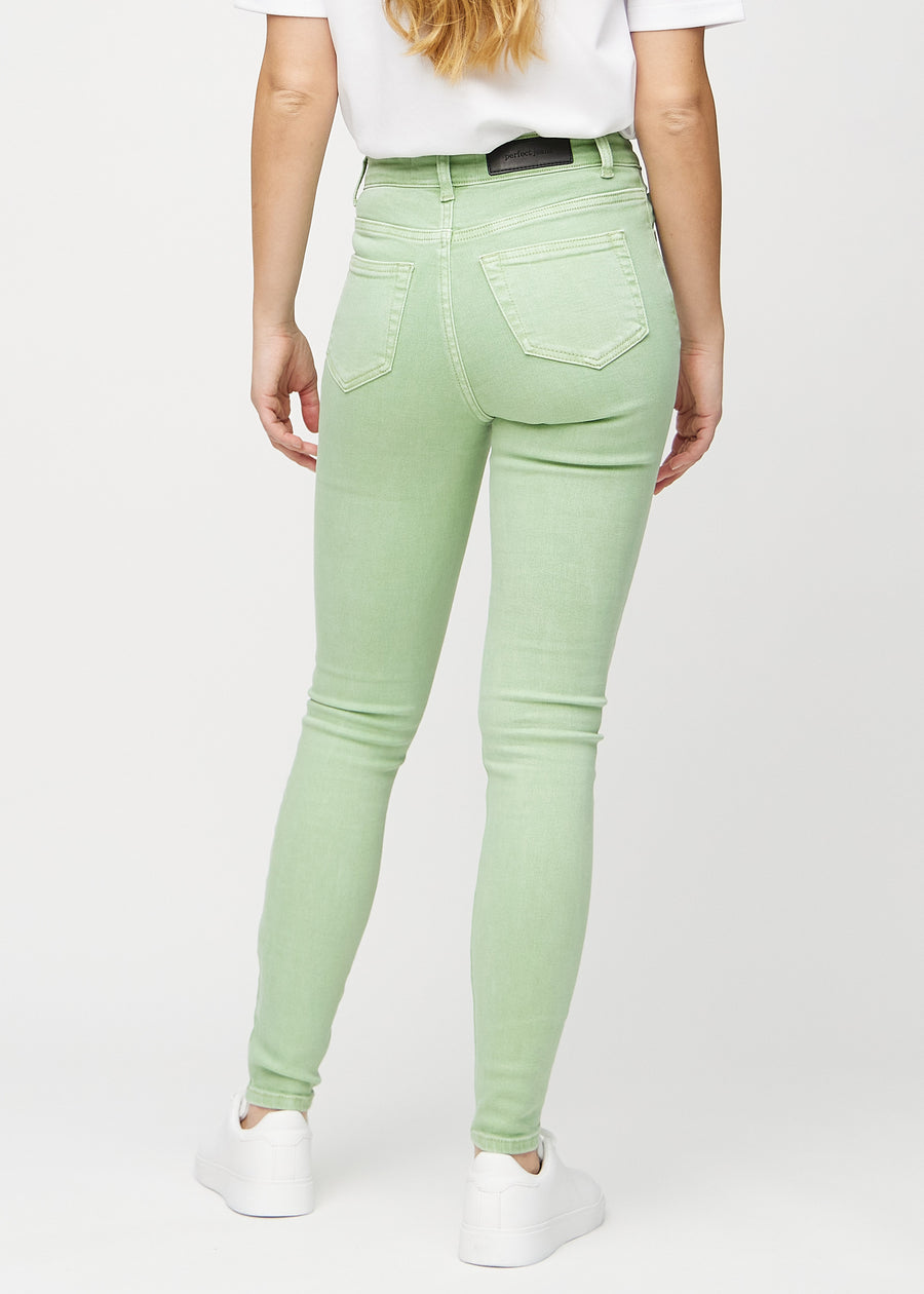 Skinny-jeans til kvinner i lysegrønn, fargen Mints. Sett bakfra på en modell, slik at hele passformen vises.