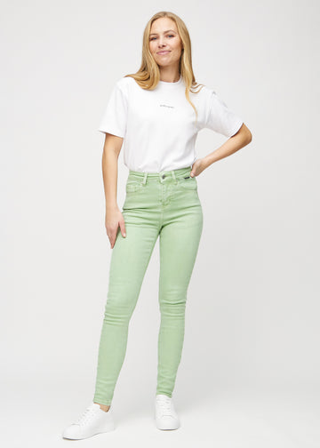 Skinny-jeans til kvinner i lysegrønn, fargen Mints. Helhetsbilde av en modell med jeansene på.