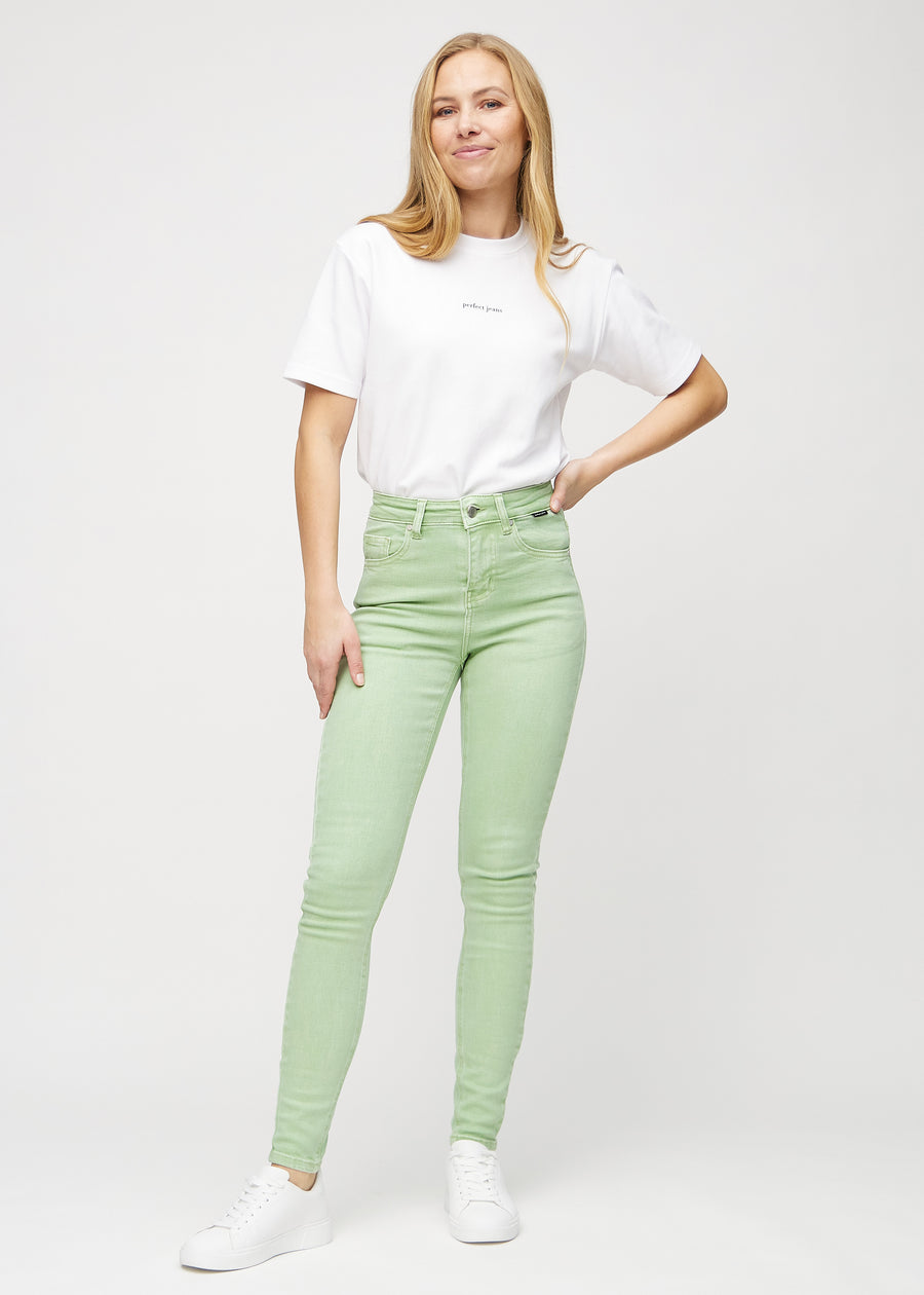 Skinny-jeans til kvinner i lysegrønn, fargen Mints. Helhetsbilde av en modell med jeansene på.