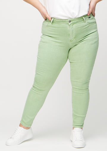 Skinny-jeans til kvinner i lysegrønn, fargen Mints. Sett forfra på en plus size-modell, med tettsittende ben.