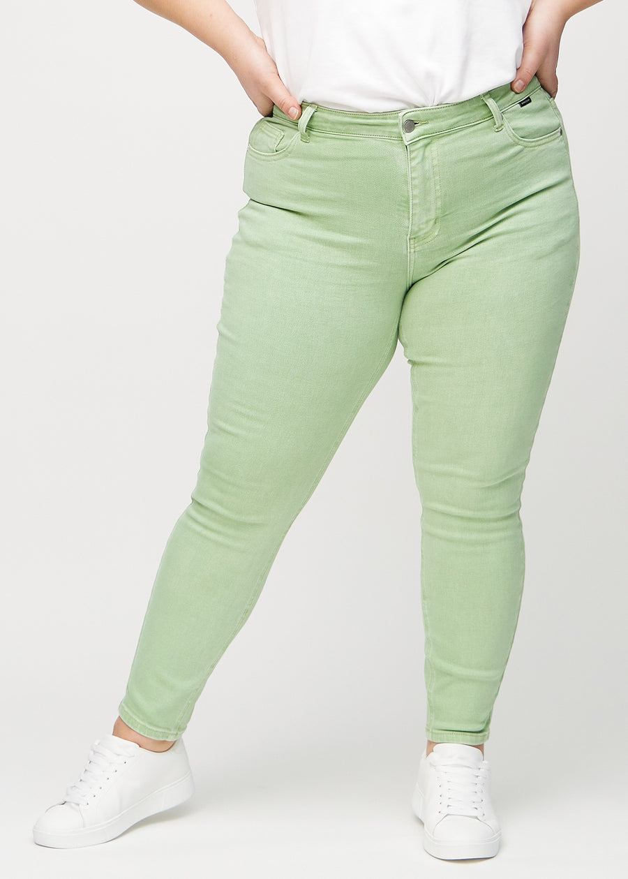 Skinny-jeans til kvinner i lysegrønn, fargen Mints. Sett forfra på en plus size-modell, med tettsittende ben.