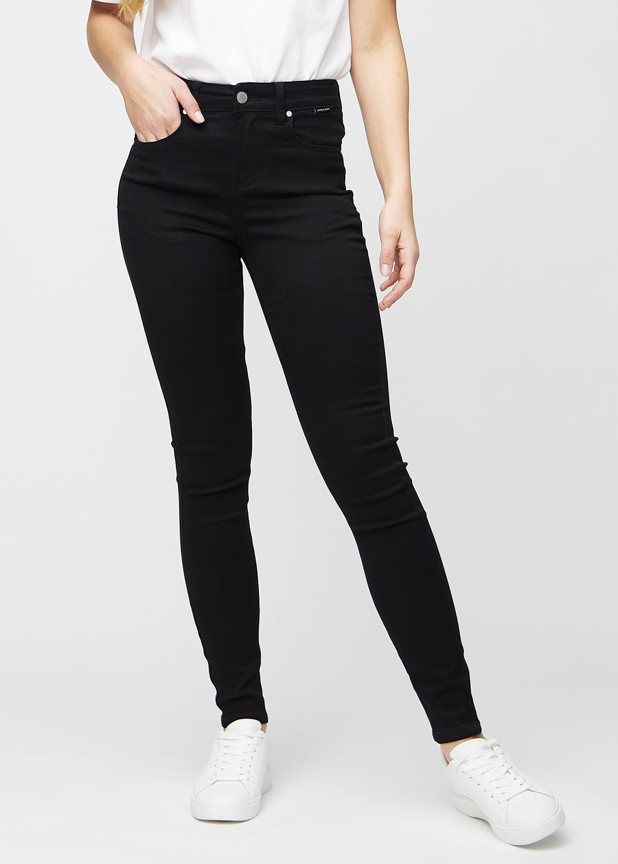 Svarte skinny jeans, modellnavn Ravens, som sitter tett på benet, sett forfra.