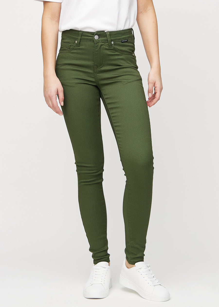 Skinny-jeans til kvinner i mørkegrønn, fargen Renewals. Sett forfra på en modell, med tett passform rundt bena.