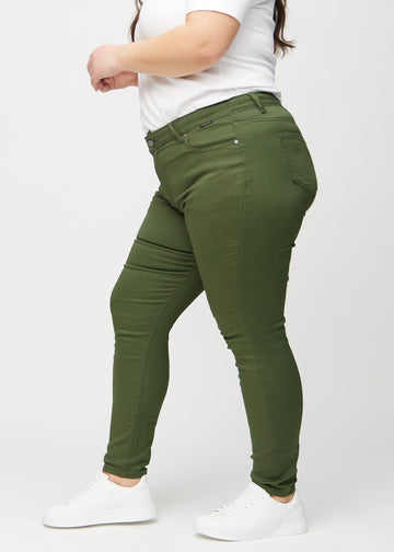 Skinny-jeans til kvinner i mørkegrønn, fargen Renewals. Sett fra siden på en plus size-modell.
