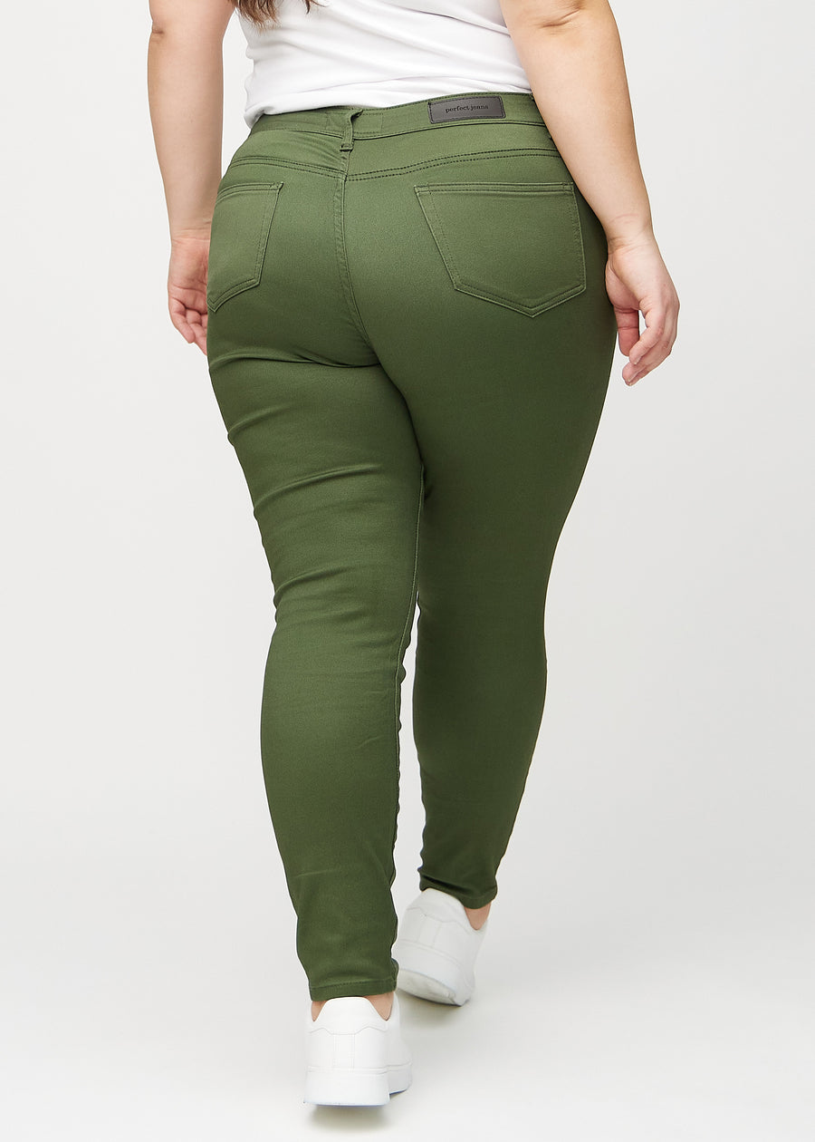 Skinny-jeans til kvinner i mørkegrønn, fargen Renewals. Sett bakfra på en plus size-modell, slik at hele passformen vises.