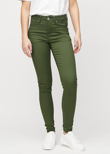 Skinny-jeans til kvinner i mørkegrønn, fargen Renewals. Sett forfra på en modell, med tett passform rundt bena.