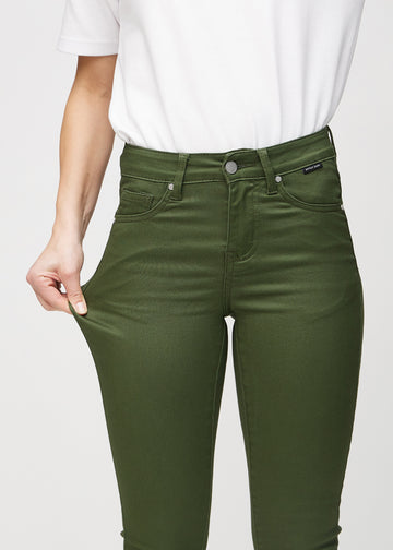 Skinny-jeans til kvinner i mørkegrønn, fargen Renewals. En modell strekker jeansstoffet ved låret for å vise stretchen.