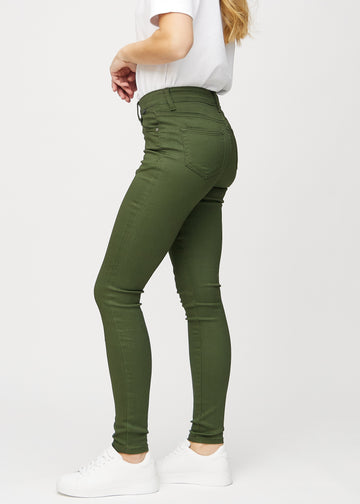 Skinny-jeans til kvinner i mørkegrønn, fargen Renewals. Sett fra siden på en modell.