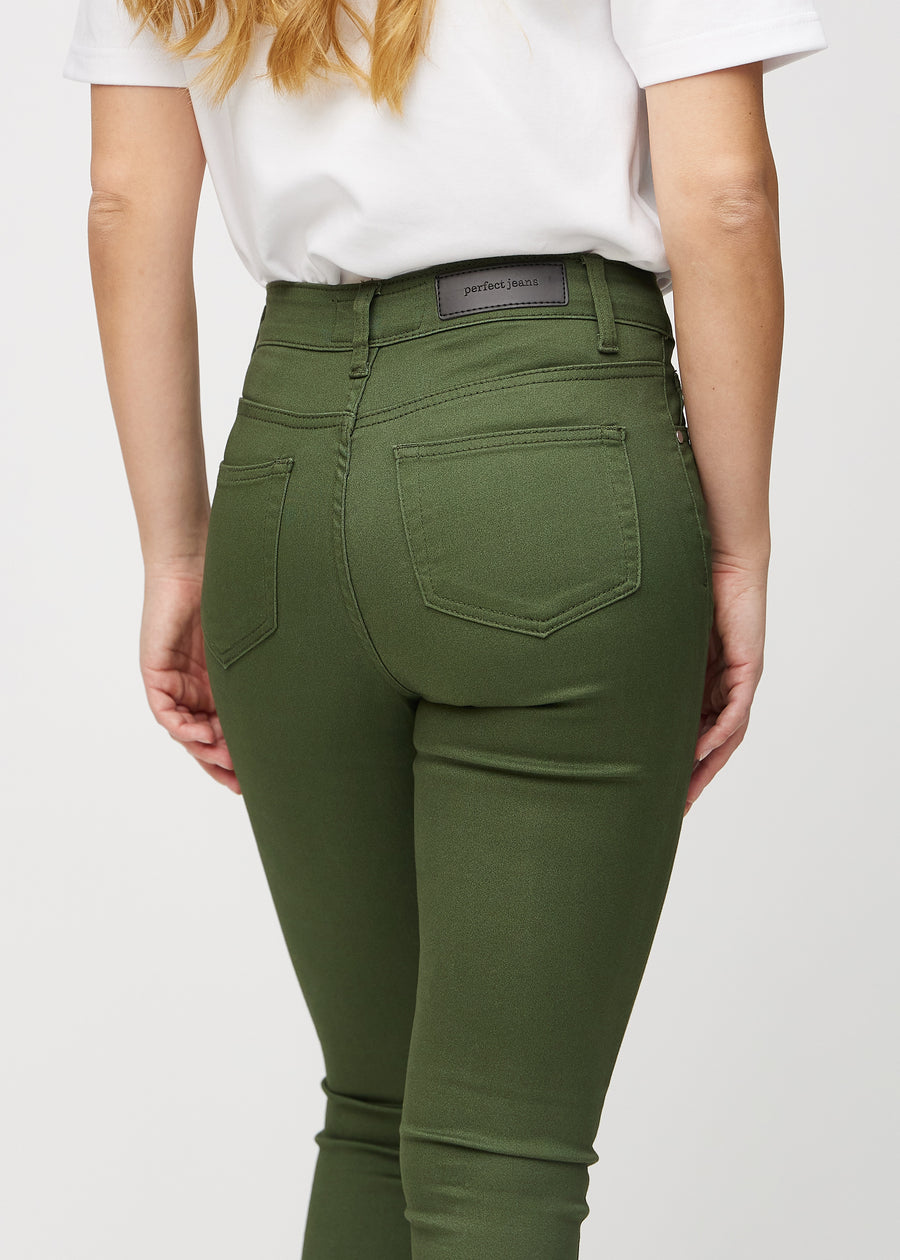 Skinny-jeans til kvinner i mørkegrønn, fargen Renewals. Nærbilde bakfra på en modell for å vise detaljene.