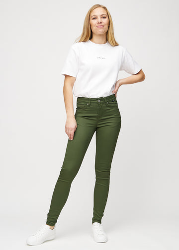 Skinny-jeans til kvinner i mørkegrønn, fargen Renewals. Helhetsbilde av en modell med jeansene på.