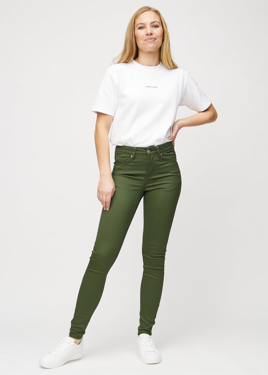 Skinny-jeans til kvinner i mørkegrønn, fargen Renewals. Helhetsbilde av en modell med jeansene på.