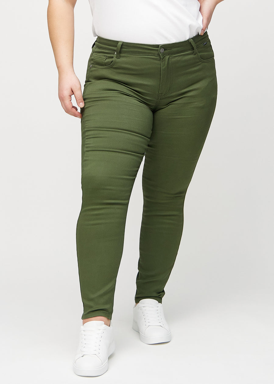 Skinny-jeans til kvinner i mørkegrønn, fargen Renewals. Sett forfra på en plus size-modell, med tett passform rundt bena.