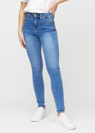 Skinny-jeans til kvinner i blå, fargen Rivers. Sett forfra på en modell, med tettsittende ben.