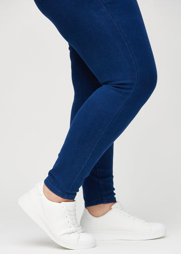 Anklene på en plus-size-modell, så man kan se hvor tett jeansene sitter.