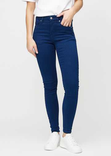 Mørkeblå skinny jeans, modellnavn Royals, som sitter tett til benet, sett forfra.