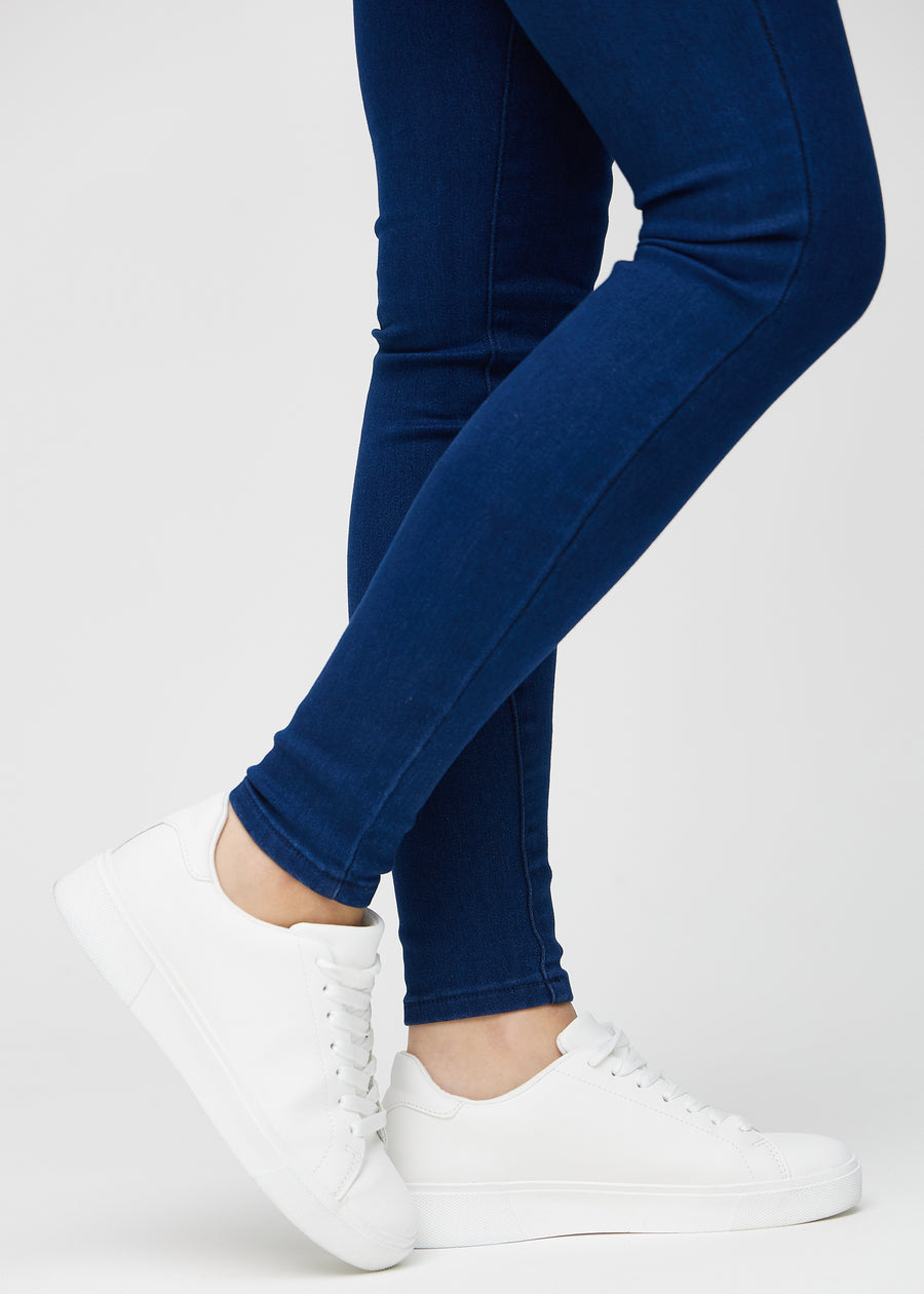 Anklene på en modell, så man kan se hvor tett jeansene sitter.