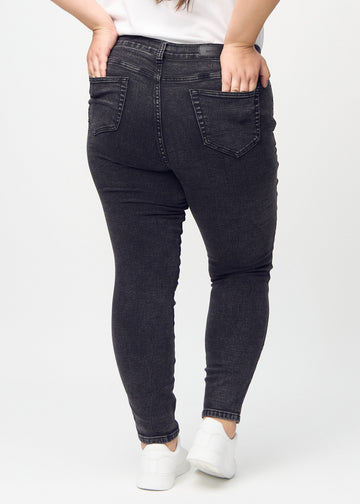 Skinny-jeans til kvinner i mørkegrå, fargen Shadows. Sett bakfra på en plus size-modell, slik at hele passformen vises.
