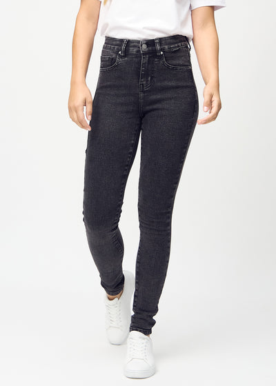 Skinny-jeans til kvinner i mørkegrå, fargen Shadows. Sett forfra på en modell, med tettsittende ben.