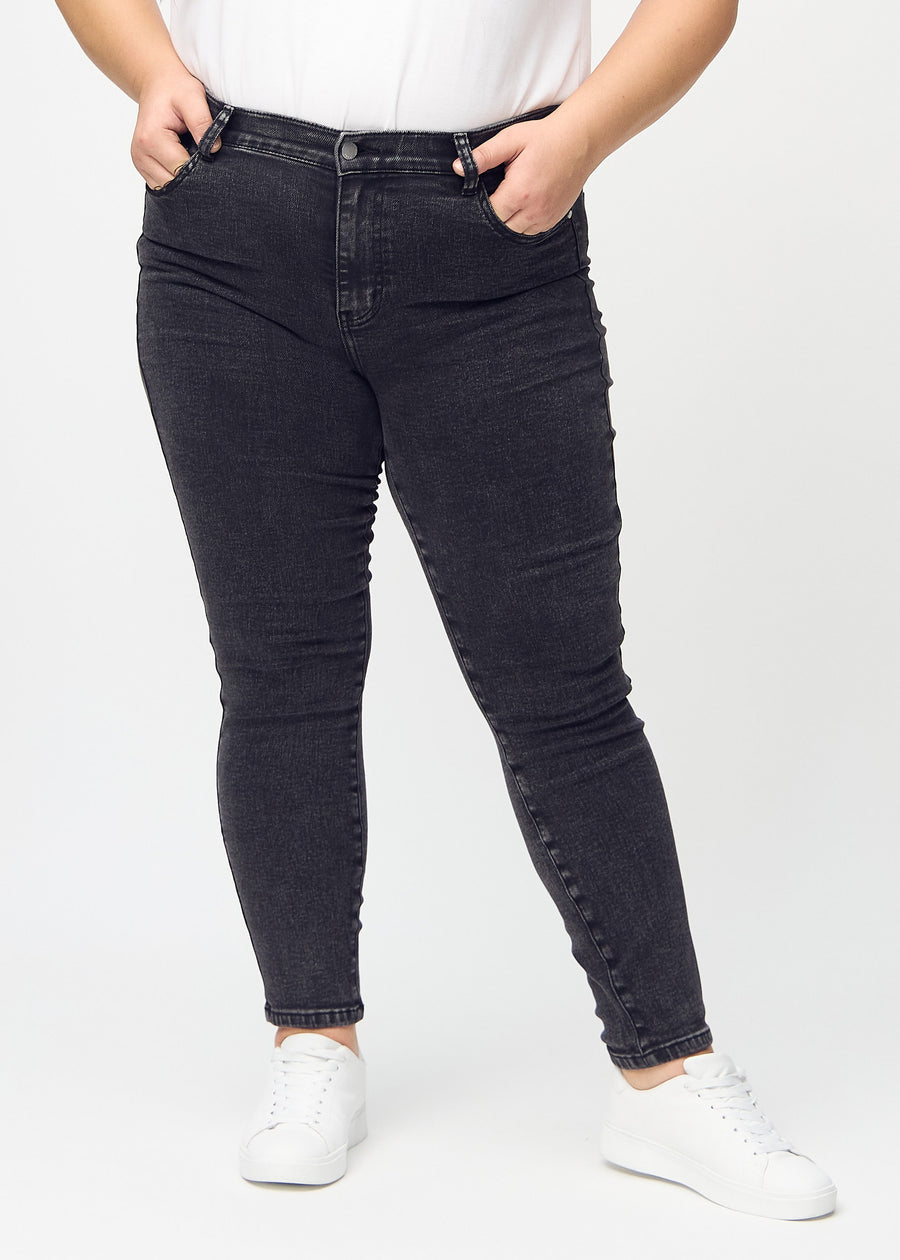 Skinny-jeans til kvinner i mørkegrå, fargen Shadows. Sett forfra på en plus size-modell, med tettsittende ben.