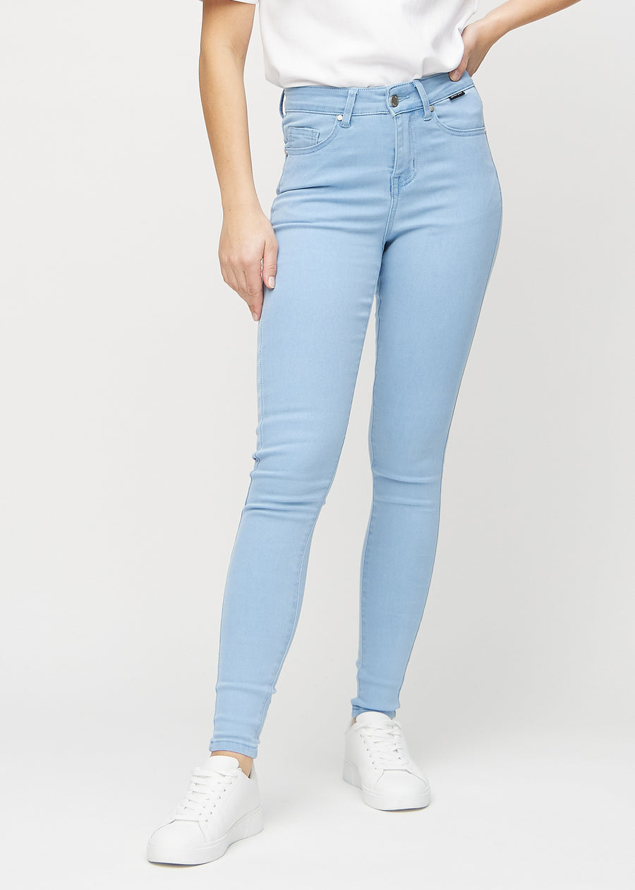 Skinny-jeans til kvinner i lyseblå, fargen Skies. Sett forfra på en modell, med tett passform rundt bena.