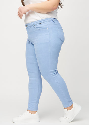 Skinny-jeans til kvinner i lyseblå, fargen Skies. Sett fra siden på en plus size-modell.