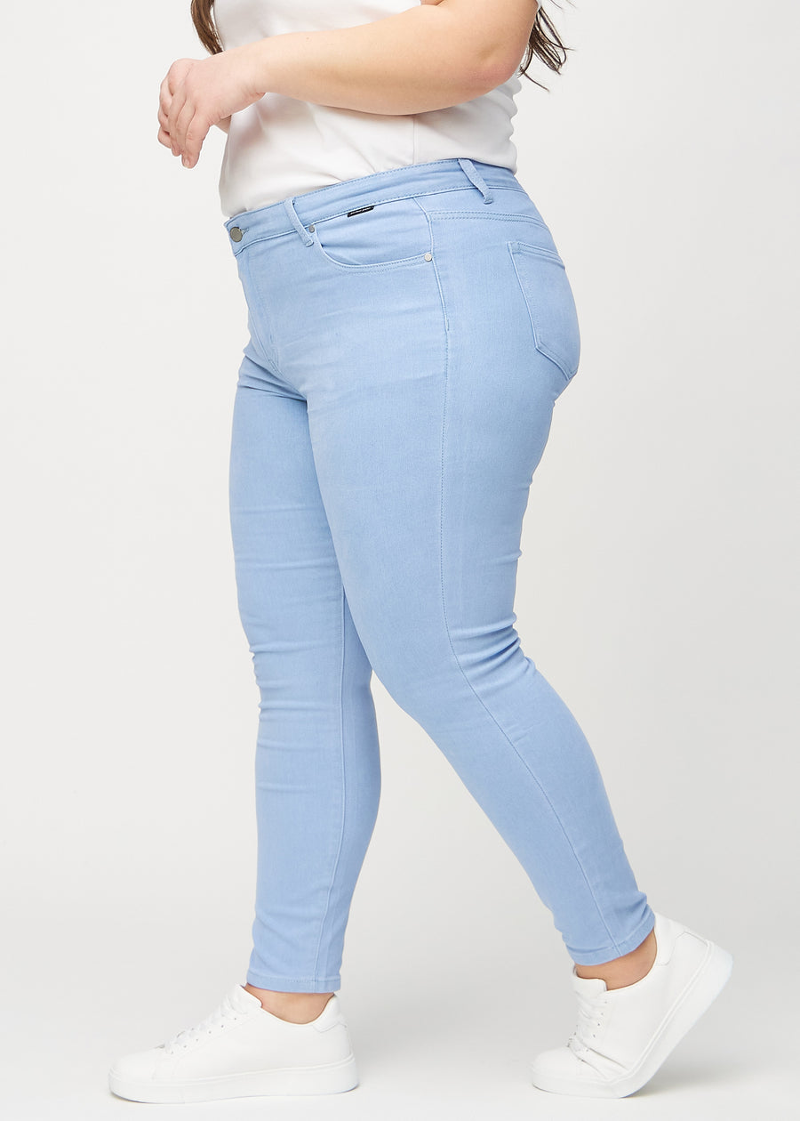 Skinny-jeans til kvinner i lyseblå, fargen Skies. Sett fra siden på en plus size-modell.